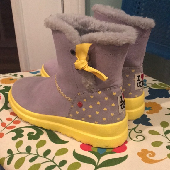 Woman’s/Girls size 6 authentic UGG boots - Picture 1 of 4